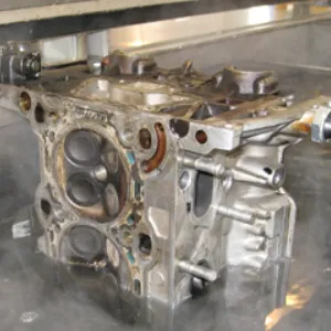 Zerlegter Motor bei der Instandsetzung in der Werkstatt