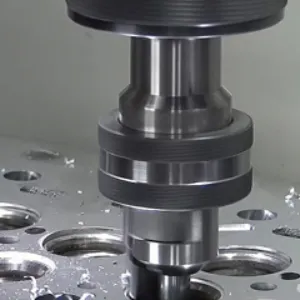 Zylinder im Motorblock wird gebohrt und gehont