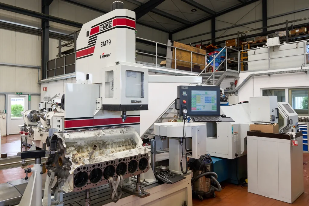 CNC-Bearbeitungszentrum Rottler EM79 mit V-Motorblock beim Zylinderbohren