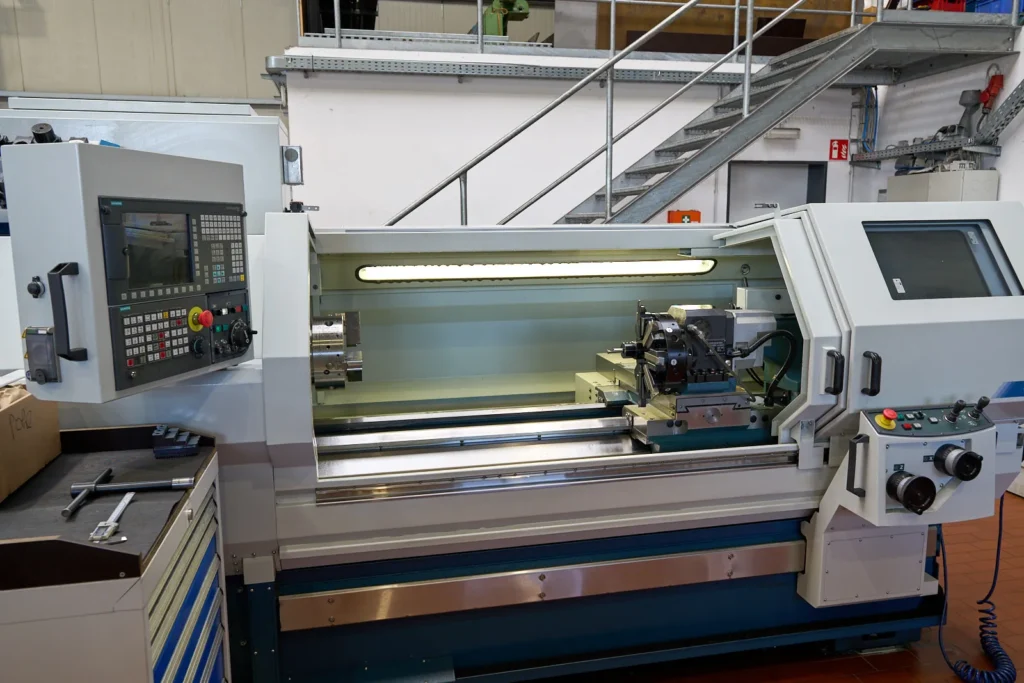 CNC-Drehmaschine mit Siemens-Steuerung zur Fertigung von Präzisionsteilen