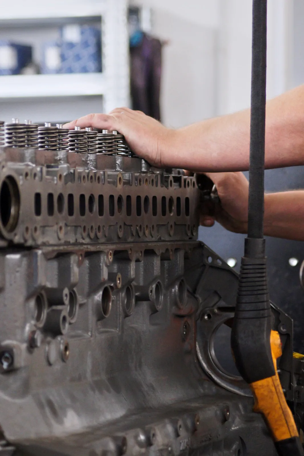 Mechaniker prüft einen zerlegten Dieselmotorblock in der Werkstatt