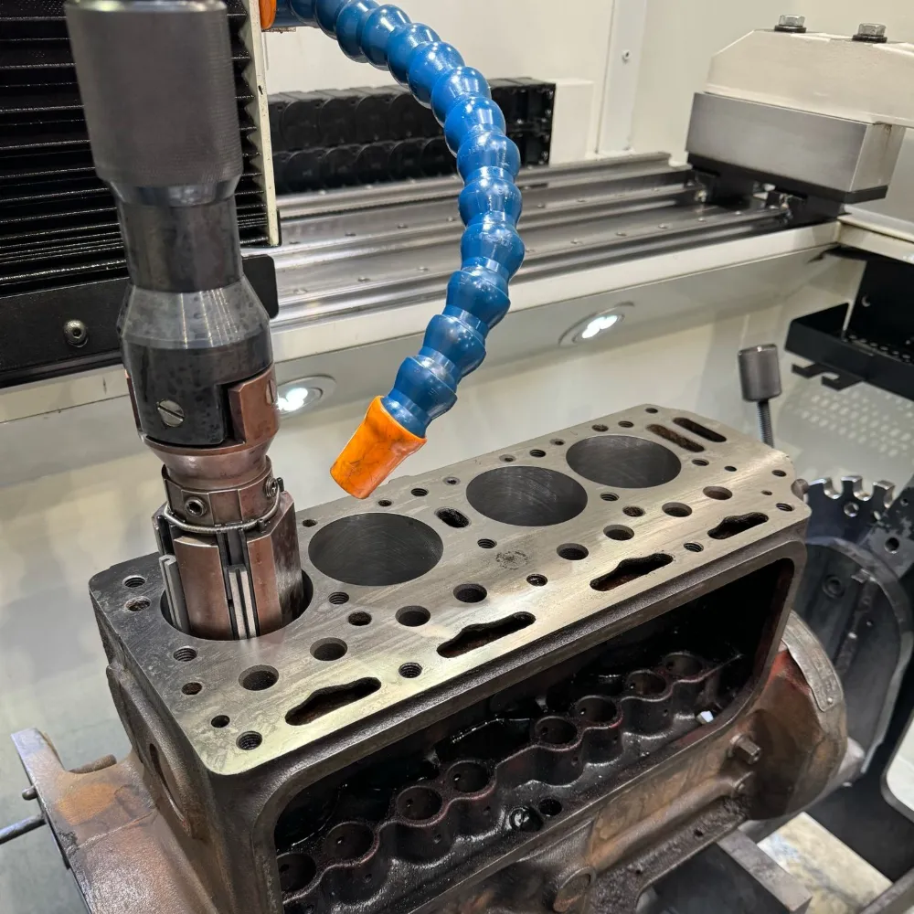 Bearbeitung der Zylinderbohrungen an einem Motorblock