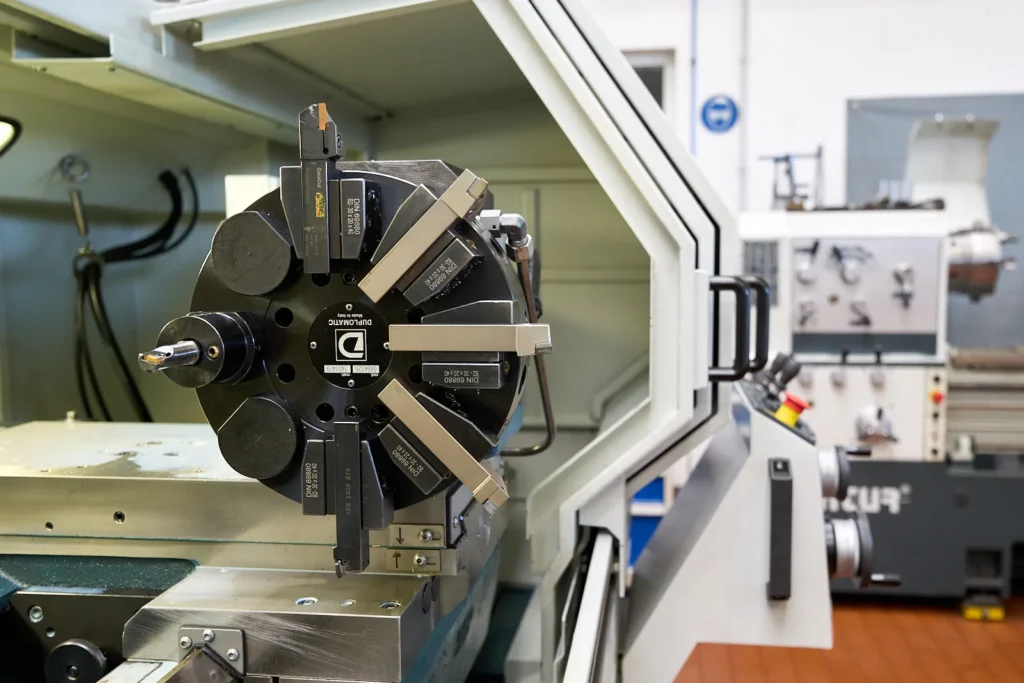 Werkzeugrevolver einer CNC-Drehmaschine für die präzise Teilefertigung